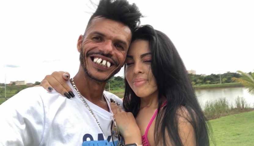 Dinho Papa Capim assume namoro com novinha e diz que é amor de verdade