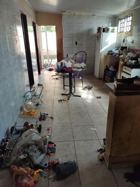 Pais são presos por abandonar filhos com fome em casa cheia de lixo em GO