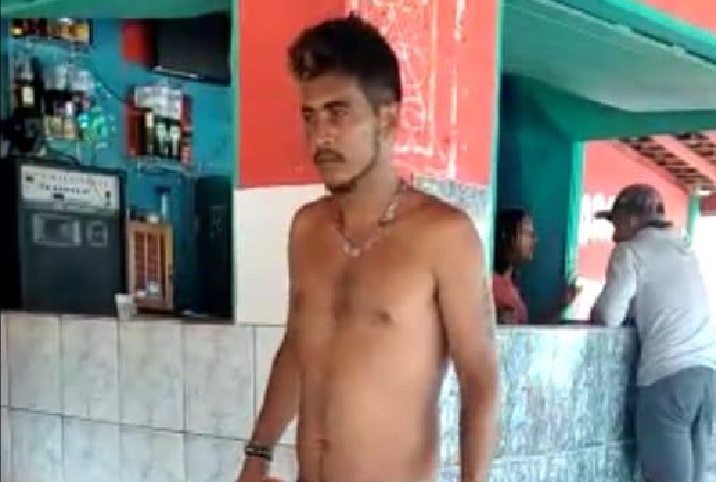 Homem de 31 anos morre após colisão entre moto e carro, em Tailândia