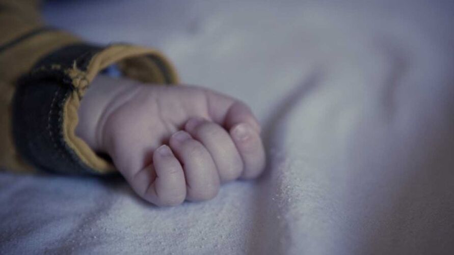 Pai usuário de cocaína que deixou bebê morrer por omissão é solto após audiência