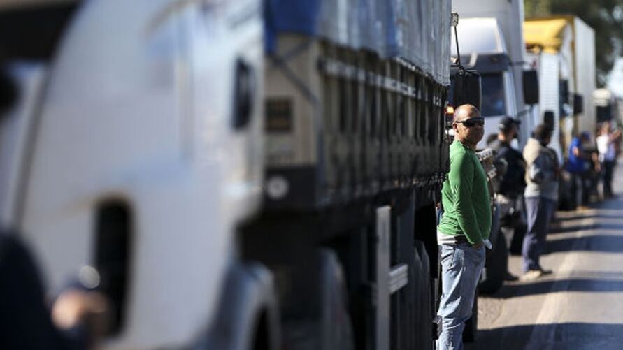 Sem consenso entre a categoria, caminhoneiros começam a paralisar pelo Brasil