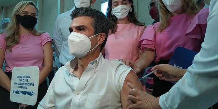 Governador Helder Barbalho e esposa Daniela Barbalho se vacinam contra covid-19