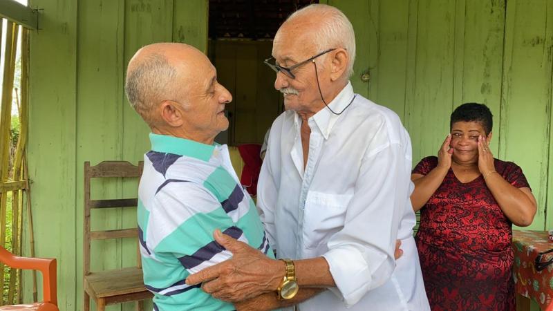 Tailândia: pai e filho se reencontram depois de 54 anos separados