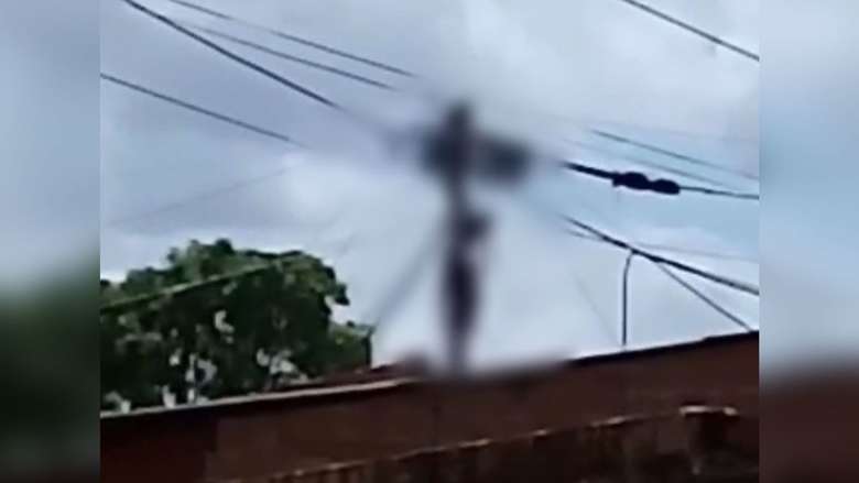 Vídeo: homem fica pendurado em poste ao tentar fazer ‘gato’ em Ananindeua