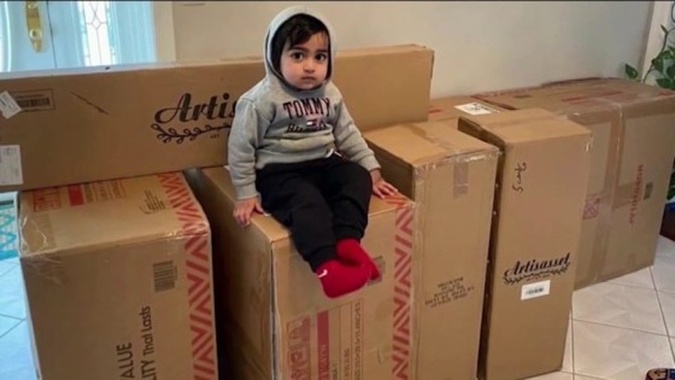Rir ou chorar? Menino de dois anos compra mais de R$ 10 mil em móveis com celular da mãe nos EUA