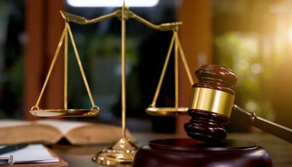 Mãe vence processo judicial para despejar dois filhos de 40 anos: “Parasitas”