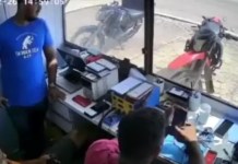 Vídeo: celular explode nas mãos de homem em loja de manutenção no Pará