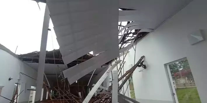 Teto de igreja desaba durante celebração e 80 pessoas ficam feridas; vídeo