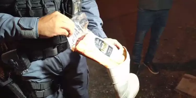 Funcionário de frigorífico leva picanha no sapato e acaba preso