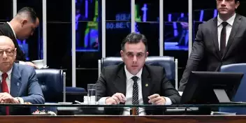 Senado aprova PEC que criminaliza qualquer quantidade de drogas