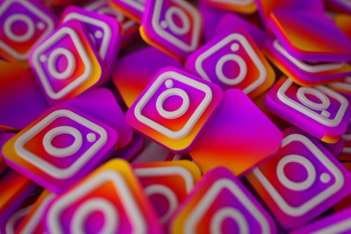 pile-of-3d-instagram-logos.jpg