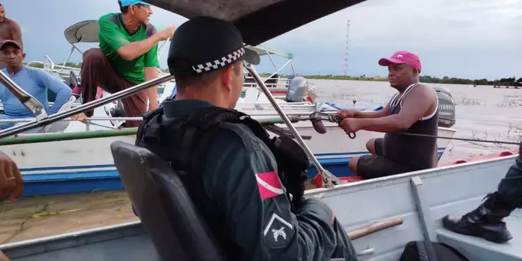 Homem morre após naufrágio com barco que transportava porcos no Marajó