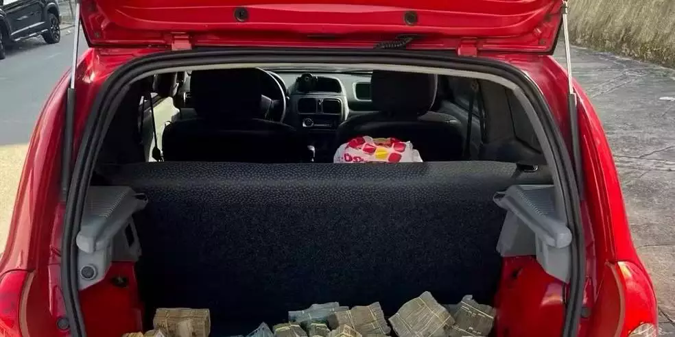 Polícia acha R$ 1,1 milhão em espécie em porta-malas de carro abandonado