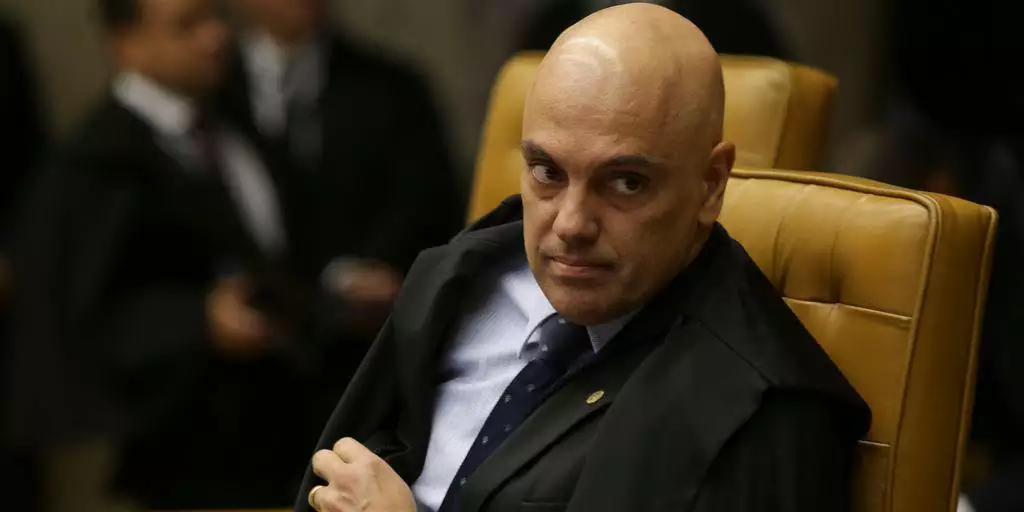 Senadores coletam assinatura para protocolar pedido de impeachment contra Alexandre de Moraes
