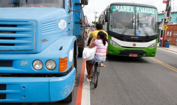 com-caminho-estacionado-indevidamente-na-ciclovia-ciclista-se-arrisca-no-trnsito-jg0q8ntg