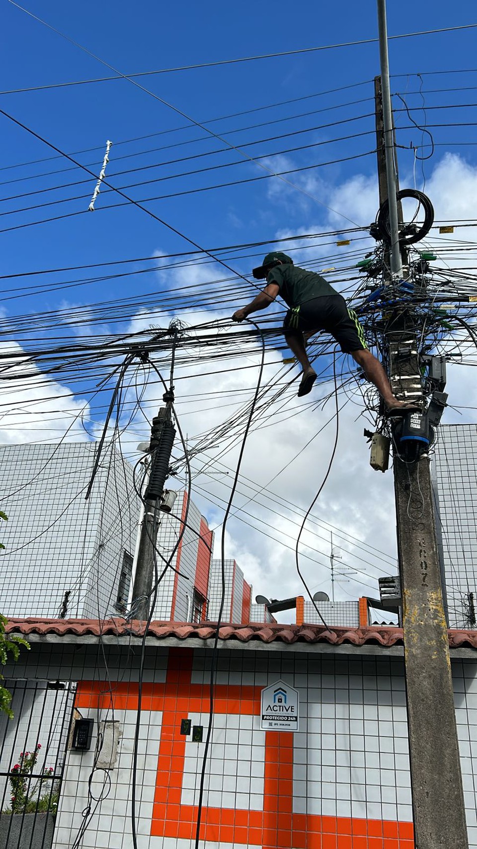 Homem é flagrado pendurado em cima de poste para roubar fios e preso em Boa Viagem