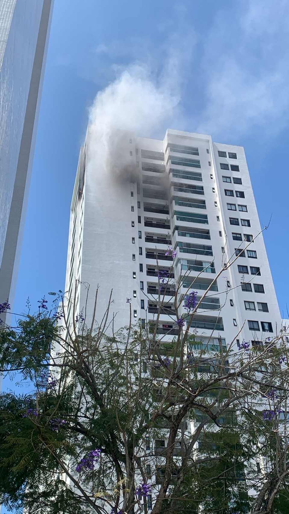 Incêndio atinge apartamento no Le Parc; mulher é atendida