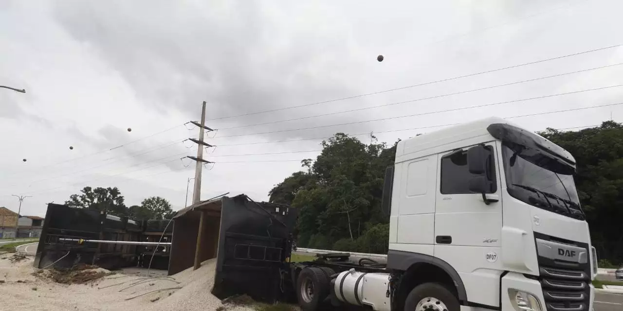 Carreta com seixo tomba na avenida João Paulo II ao tentar fazer curva