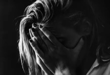 Mulher registra B.O. após ter foto editada de biquíni por IA