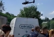 Homem forja o próprio funeral e chega de helicóptero na cerimônia para ‘dar uma lição’ à família