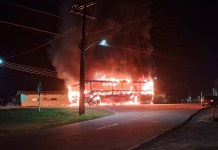 Ônibus de empresa de dendê pega fogo e fica totalmente destruído em Tailândia
