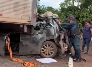 Crianças sobrevivem e mulher morre em colisão entre carro e carretas no Pará