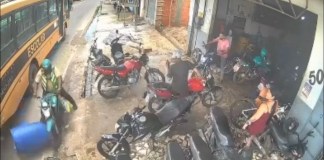 Mototaxista perde controle e colide com tambor após falha no freio em Moju