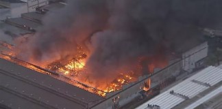Incêndio de grandes proporções atinge distribuidora de tintas