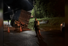 Carreta tomba após cair em cratera na PA-252, em Moju