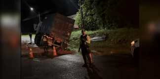 Carreta tomba após cair em cratera na PA-252, em Moju