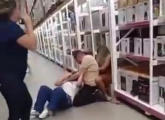 Discussão entre duas mulheres termina em agressão física dentro de mercado