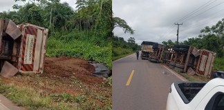 Carreta com esterco de galinha tomba nesta terça-feira na PA-475, em Moju
