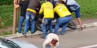 Pedestre é atingido durante acidente entre carro e moto, em Marituba
