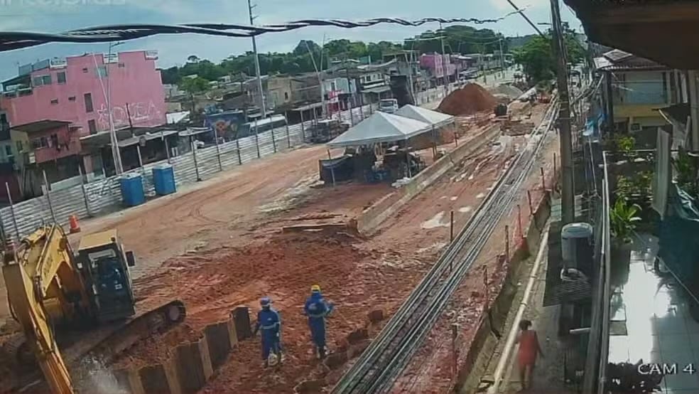 Escavadeira rompe tubulação e causa vazamento em obra na João Paulo II, em Belém