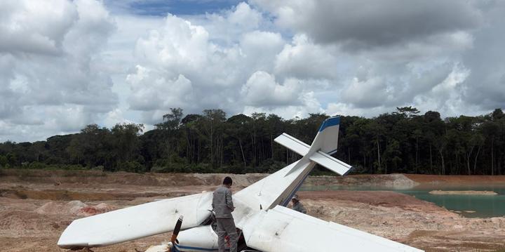Aeronave cai em Benevides nesta sexta-feira (15); marcas de sangue foram encontradas no local