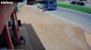 Motociclista escapa de acidente após ser atingido de raspão por ônibus na BR-316, em Santa Izabel