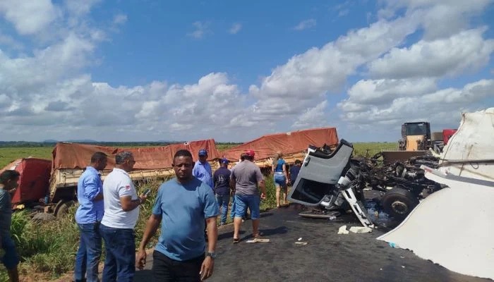 Motorista morre preso às ferragens após colisão entre três caminhões na BR-155, no sul do Pará