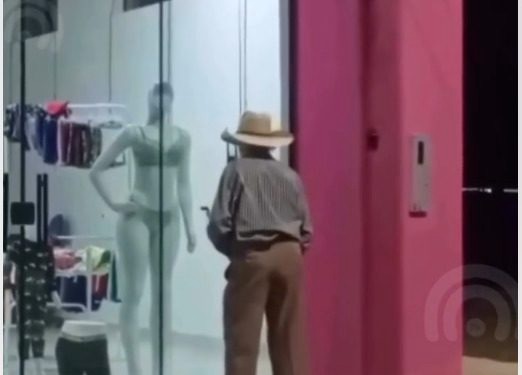 Idoso é flagrado se masturbando enquanto observava manequim em vitrine de loja