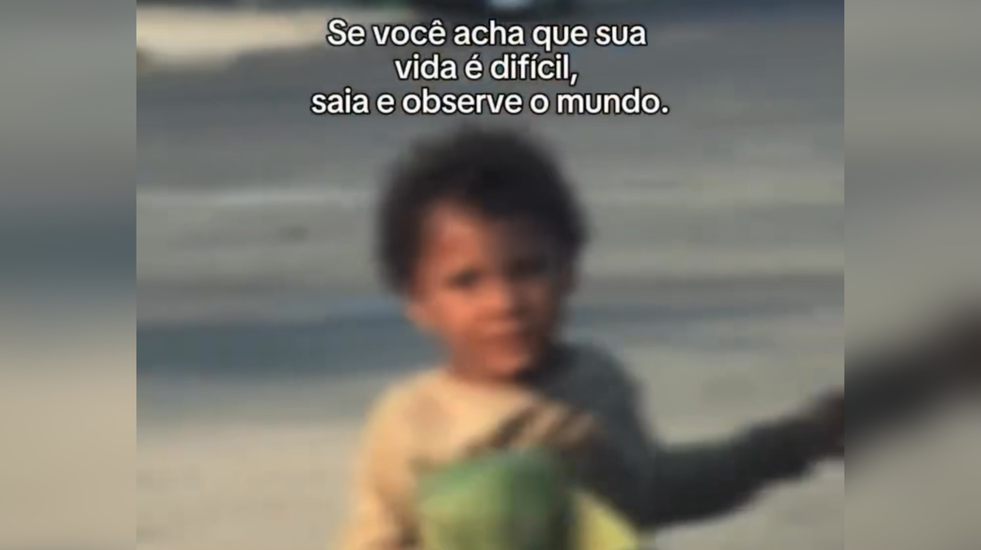 Criança é vista limpando vidros de carros no trânsito