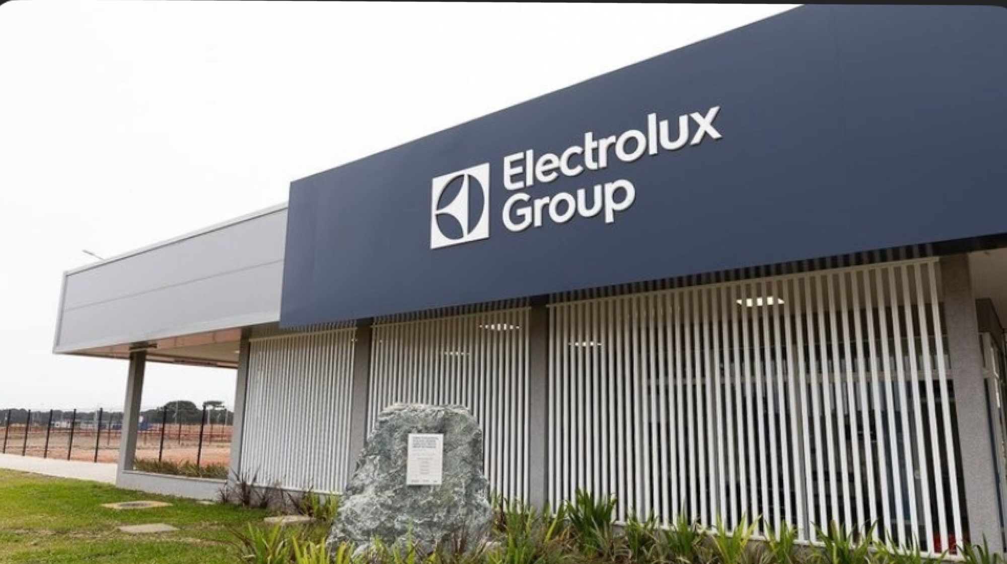 Electrolux anuncia demissão de 3 mil funcionários, fecha fábricas e encerra produção de geladeiras